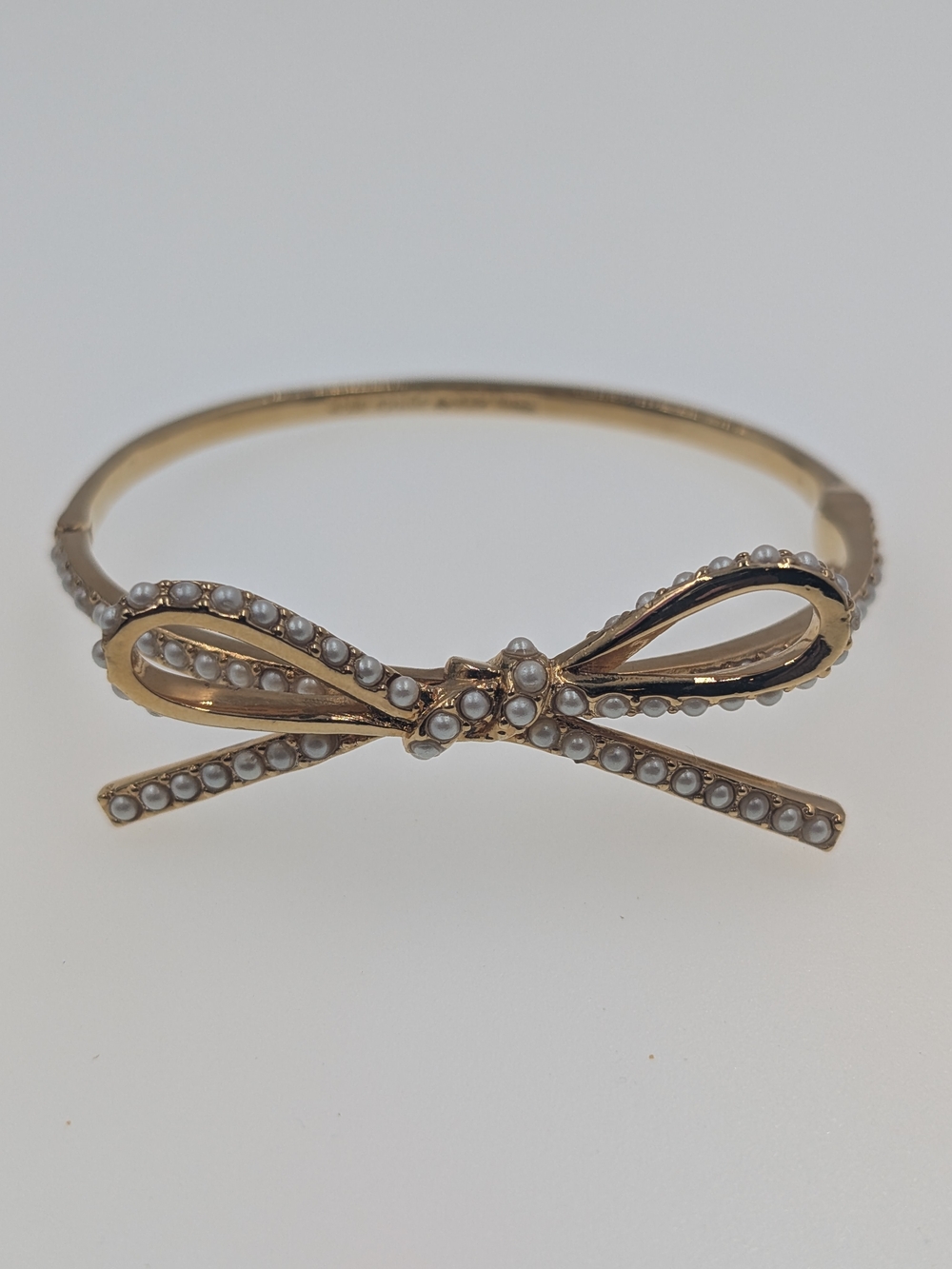 Kate Spade Faux Seed Pearl Ribbon Bow Gold Tone Hinged Bangle Bracelet 0230 - Picture 4 of 10